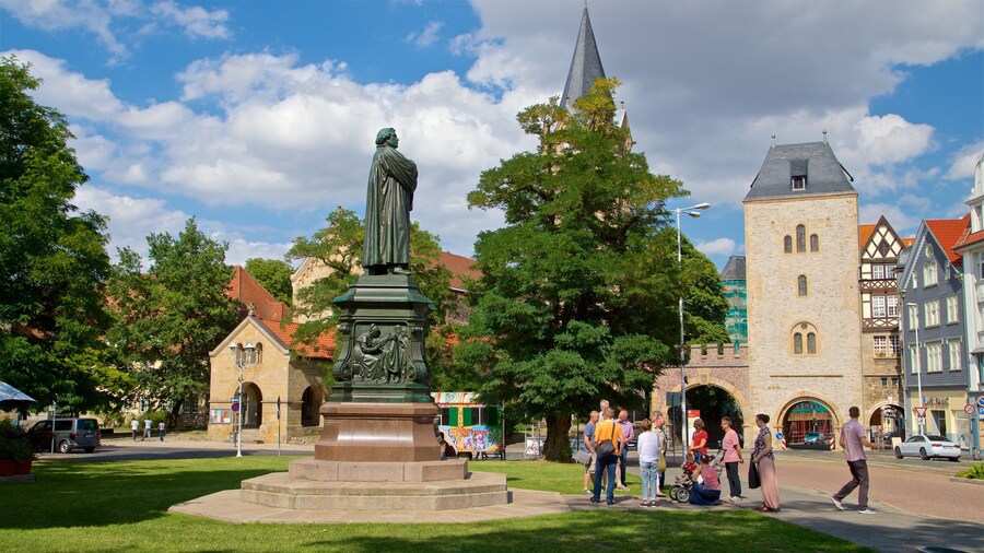 Nikolai Church Eisenach showing a garden, heritage architecture and street scenes