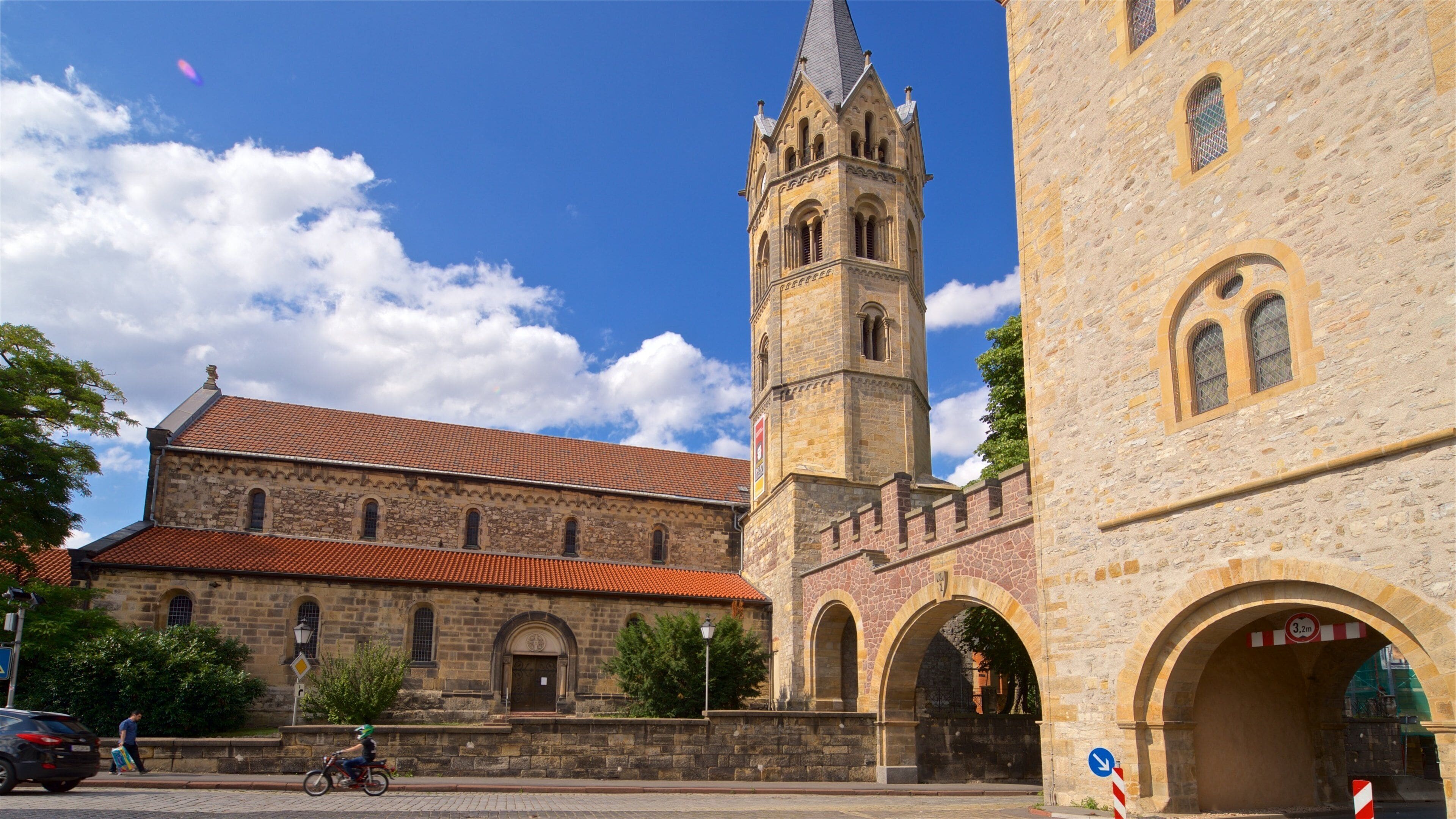 Ein historisches Gebäude mit einem hohen Turm und Bogenfenstern.