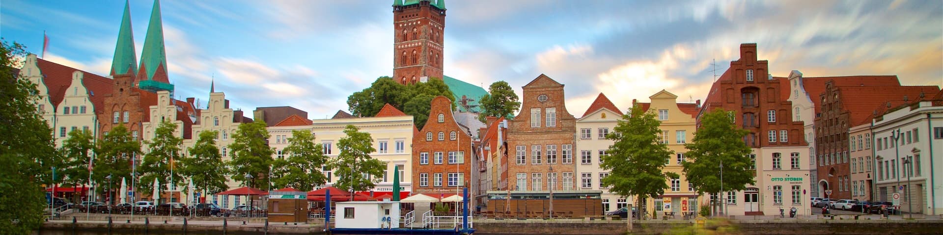 Petrikirche showing a city and a bay or harbor