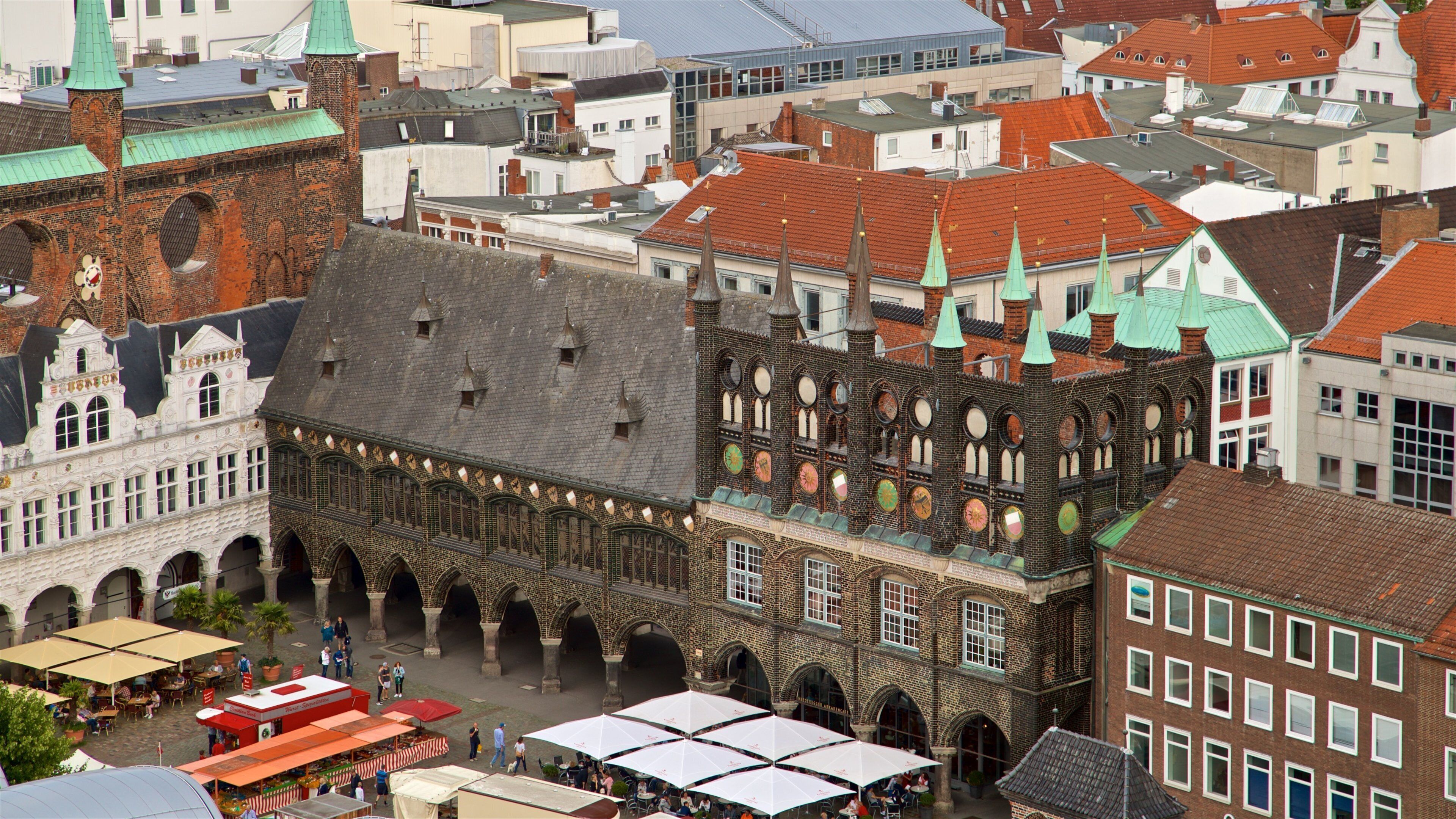 Petrikirche bevat historische architectuur, landschappen en een stad