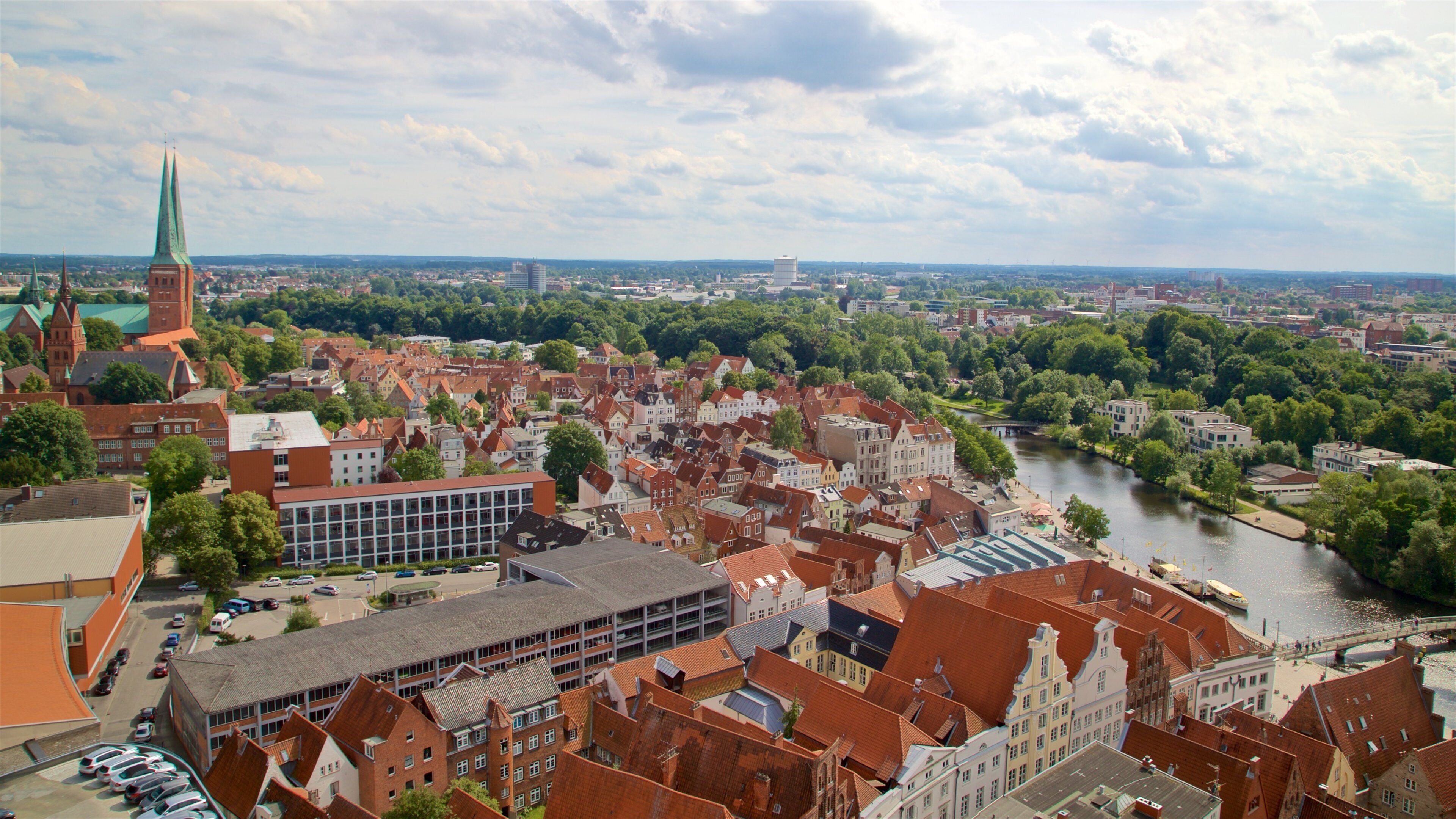 Petrikirche som omfatter udsigt over landskaber, en flod eller et vandløb og en by