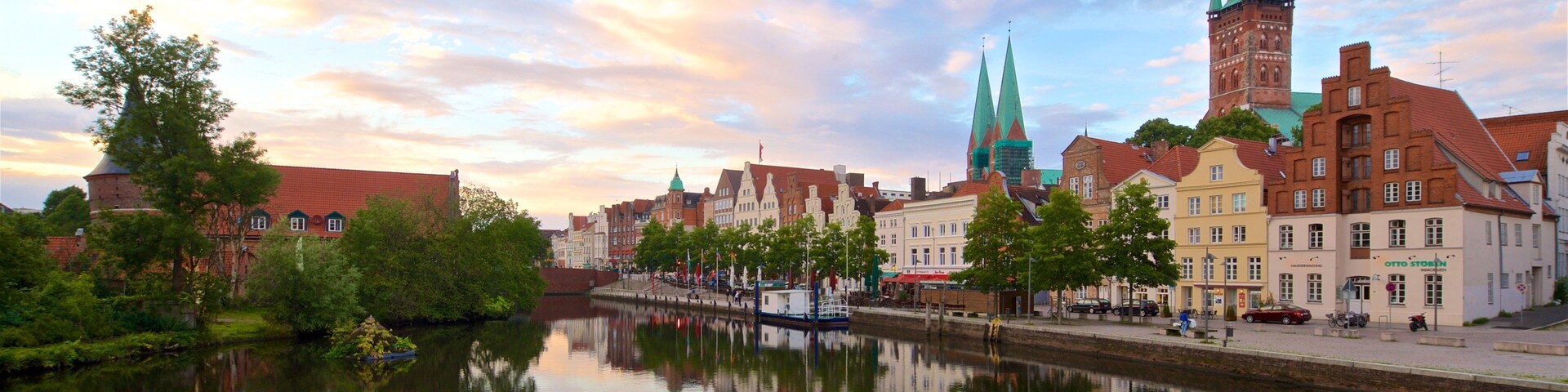 Petrikirche mostrando un atardecer, una ciudad y una bahía o un puerto