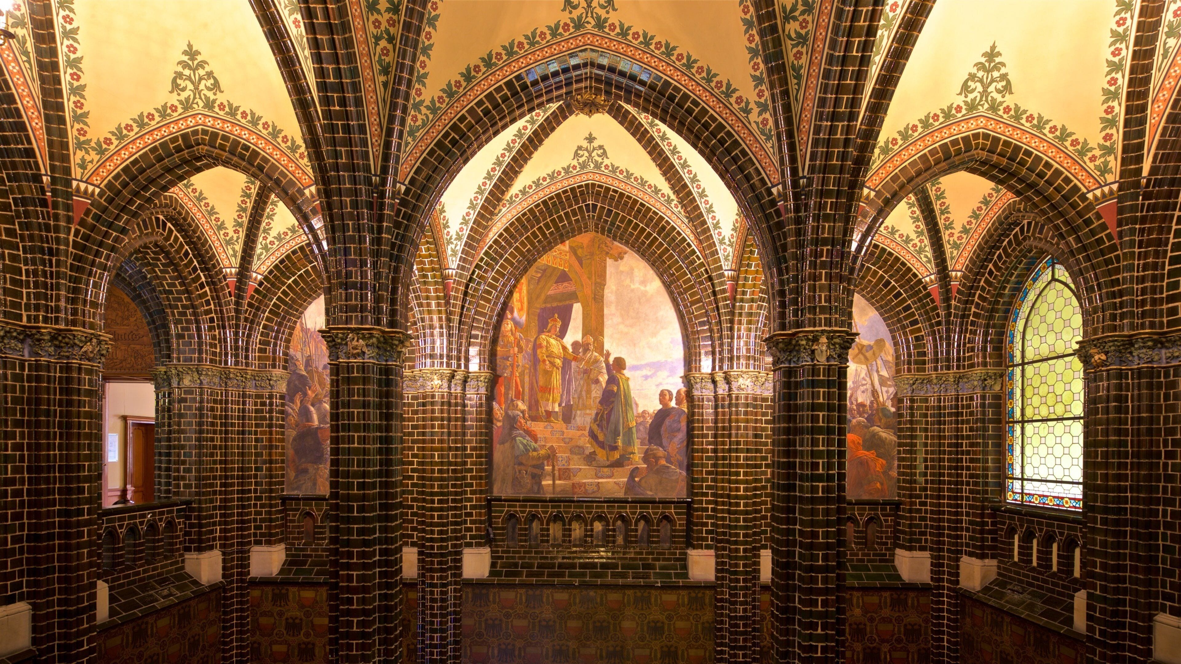 L’intérieur d’une cathédrale, avec ses arcs gothiques et ses vitraux.