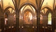 L’intérieur d’une cathédrale, avec ses arcs gothiques et ses vitraux.