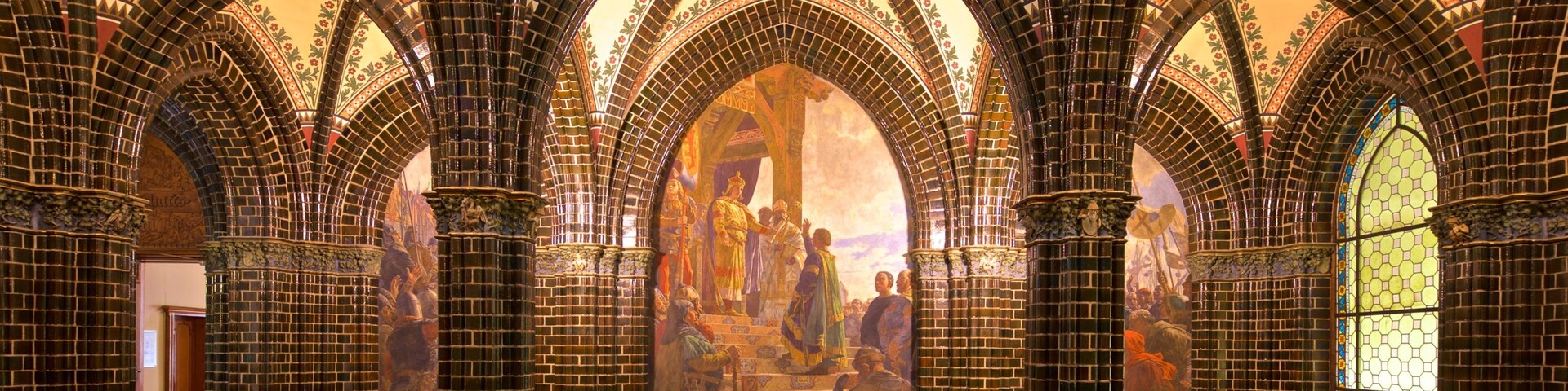 Interior de uma catedral com arcos góticos e vitrais.