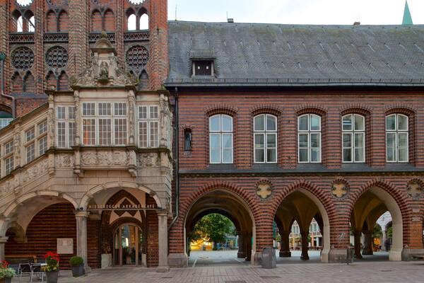 Rathaus som omfatter historiske bygningsværker