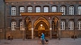 Ein historisches Gebäude mit Rundbogenfenstern und aufwendiger Ziegelarbeit.