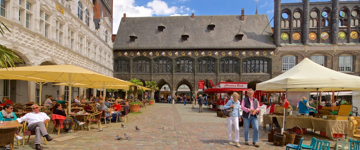 Rathaus ofreciendo comer al aire libre, patrimonio de arquitectura y una ciudad