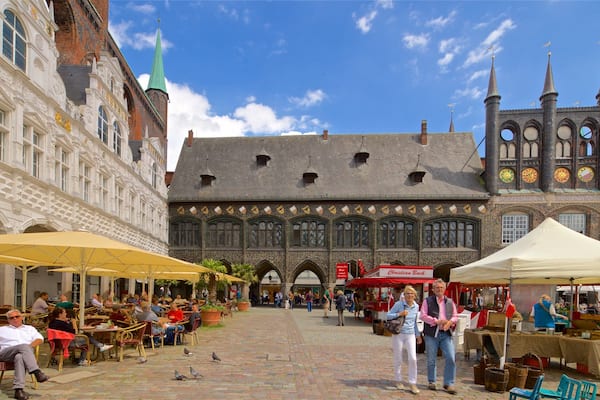 Rathaus caracterizando uma cidade, arquitetura de patrimônio e jantar ao ar livre