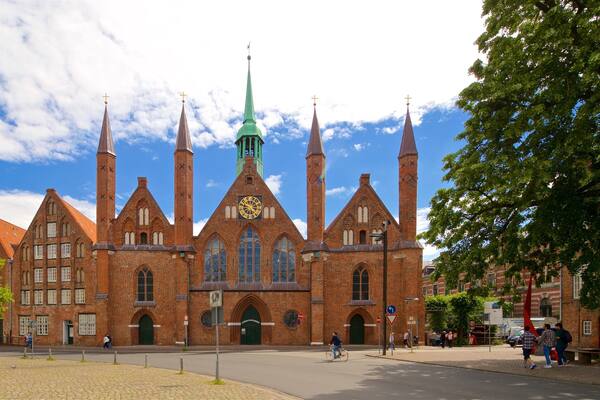 Heiligen-Geist-Hospital som omfatter historiske bygningsværker og en kirke eller en katedral