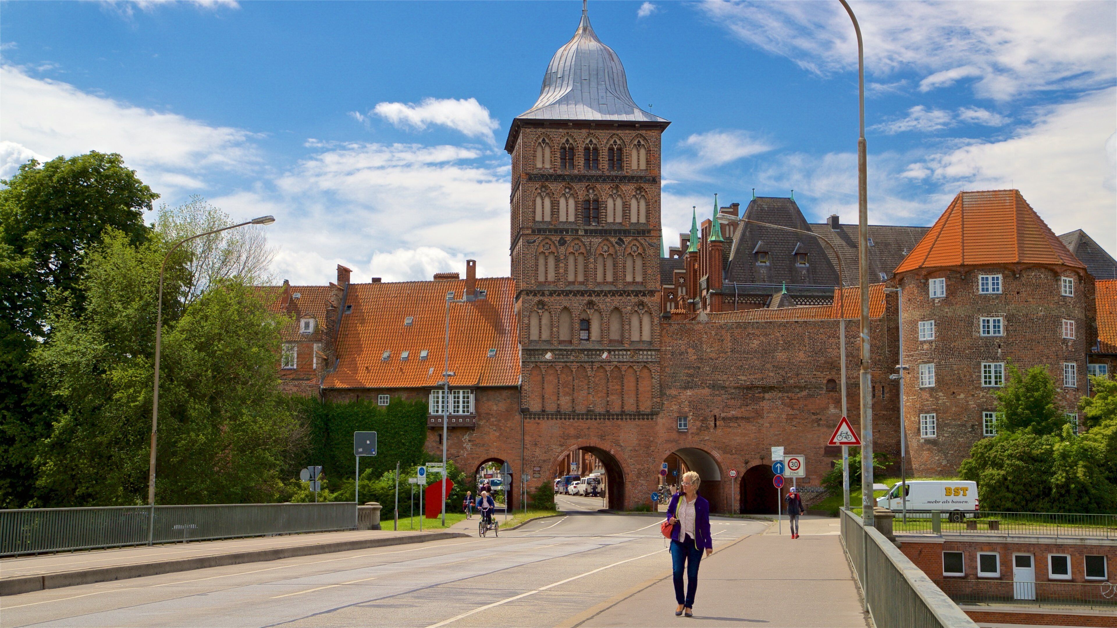 城堡門 呈现出 遺跡建築 和 街道景色 以及 一個女性