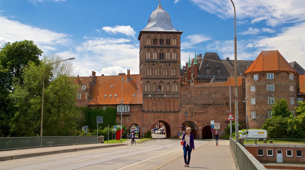 城堡門 呈现出 遺跡建築 和 街道景色 以及 一個女性