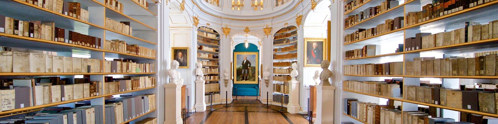 BibliothÚque de la duchesse Anna Amalia qui includes éléments du patrimoine, scÚnes intérieures et art