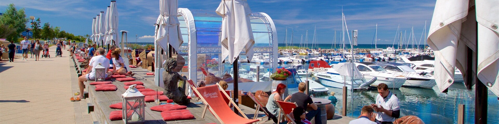 Yachthafen von Kühlungsborn welches beinhaltet Bucht oder Hafen sowie kleine Menschengruppe