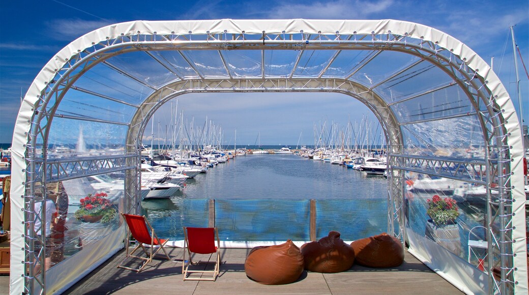 Marina de KĂŒhlungsborn que inclui uma baĂa ou porto
