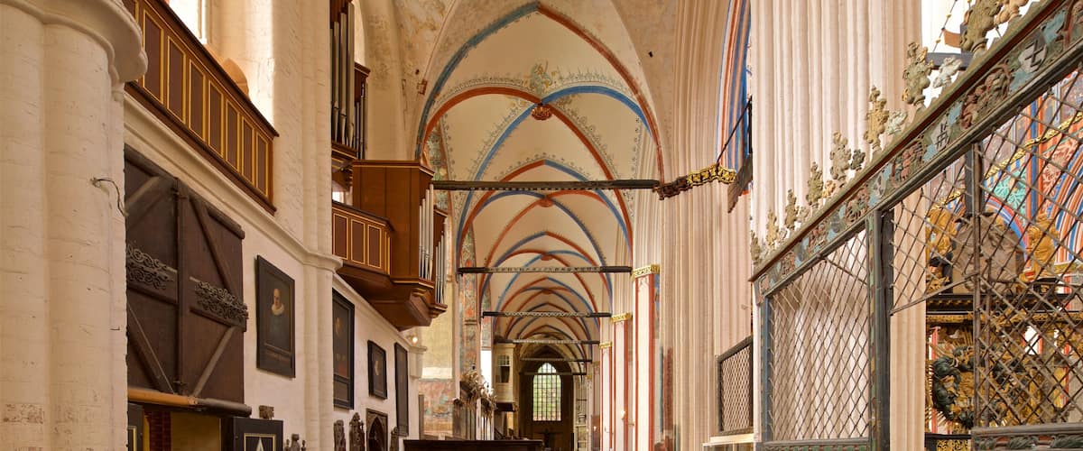 S:t Nicolai kyrka som inkluderar historiska element, en kyrka eller katedral och interiörer