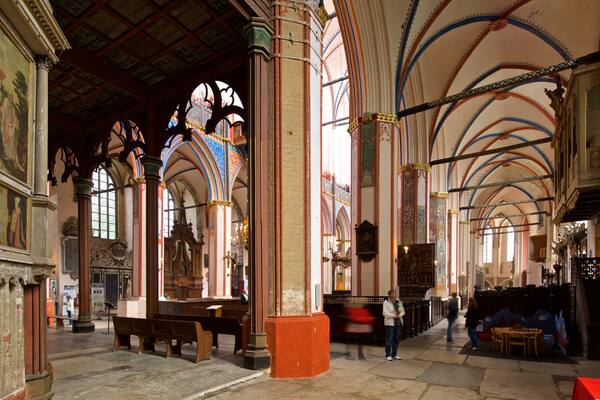 St.-Nikolai-Kirche mit einem Innenansichten, Geschichtliches und Kirche oder Kathedrale