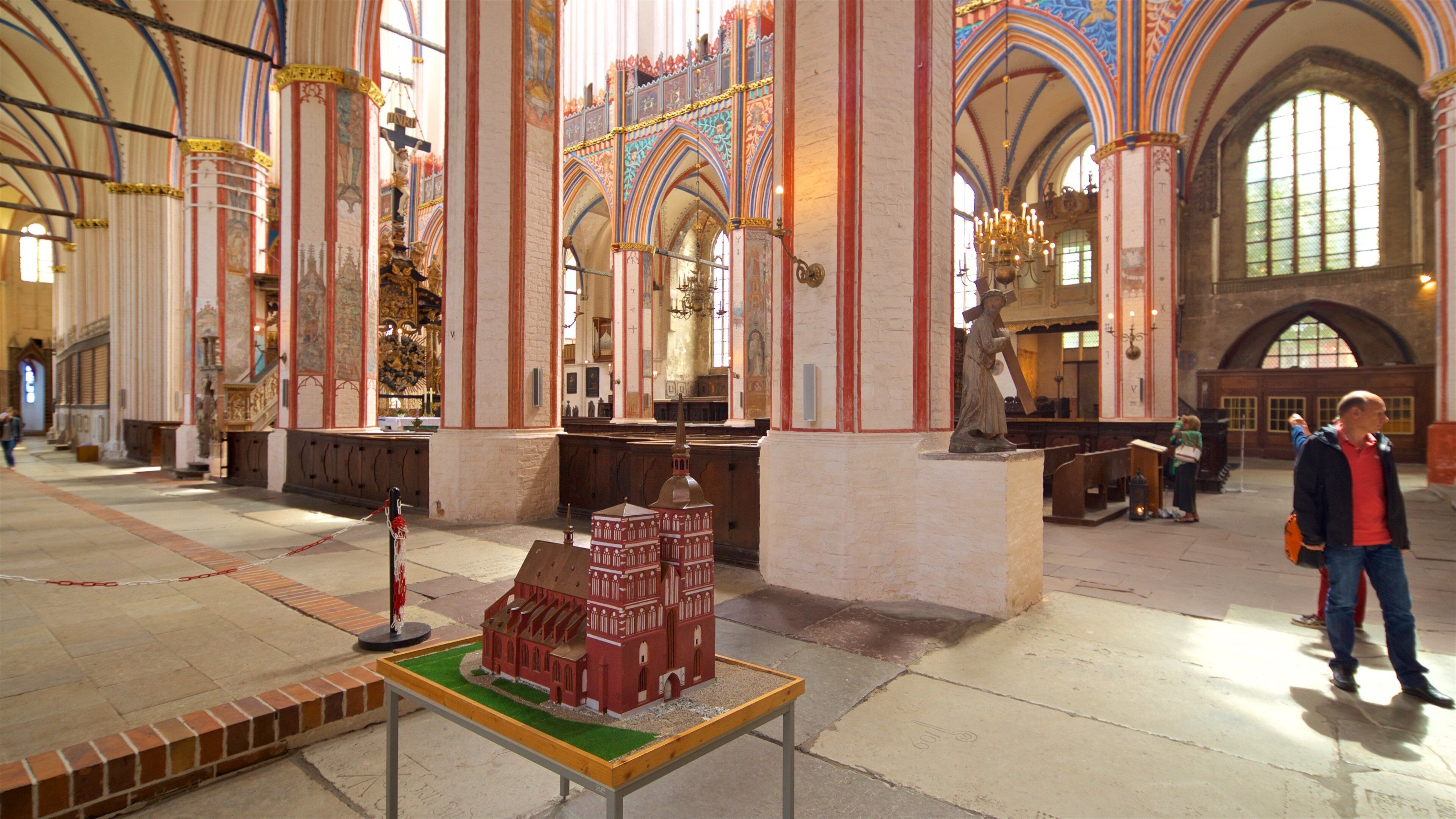 Skt. Nicholas\' Kirke som viser en kirke eller en katedral, kulturarvsgenstande og interiør