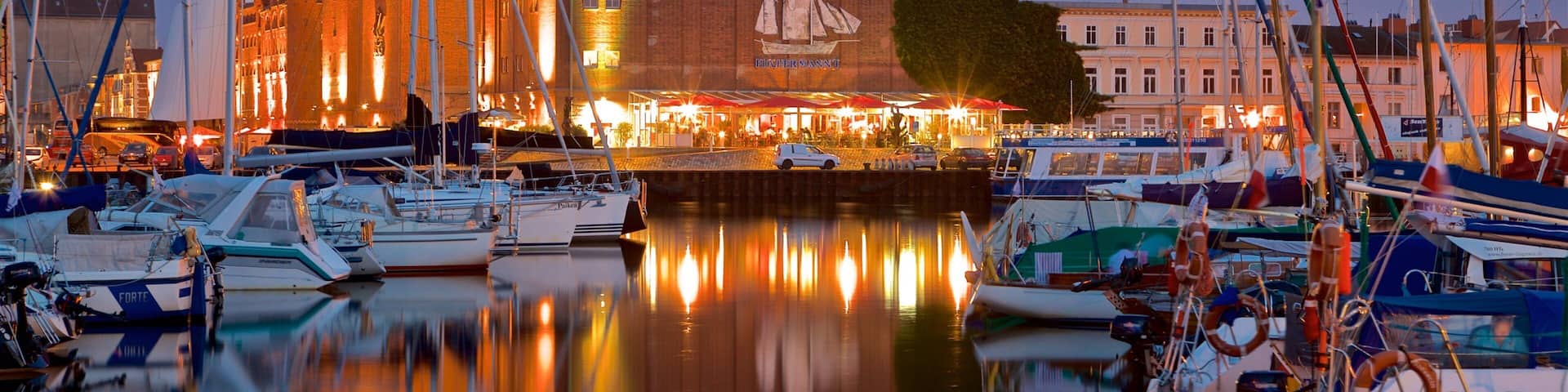 Hafen von Stralsund welches beinhaltet Stadt, Bucht oder Hafen und bei Nacht