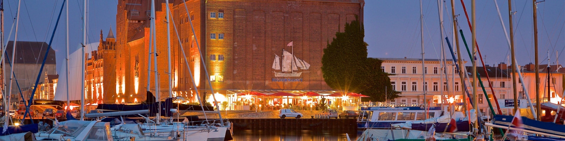 Porto de Stralsund caracterizando cenas noturnas, uma baía ou porto e uma cidade