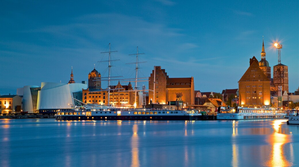 Stralsund Harbour which includes a bay or harbour and night scenes