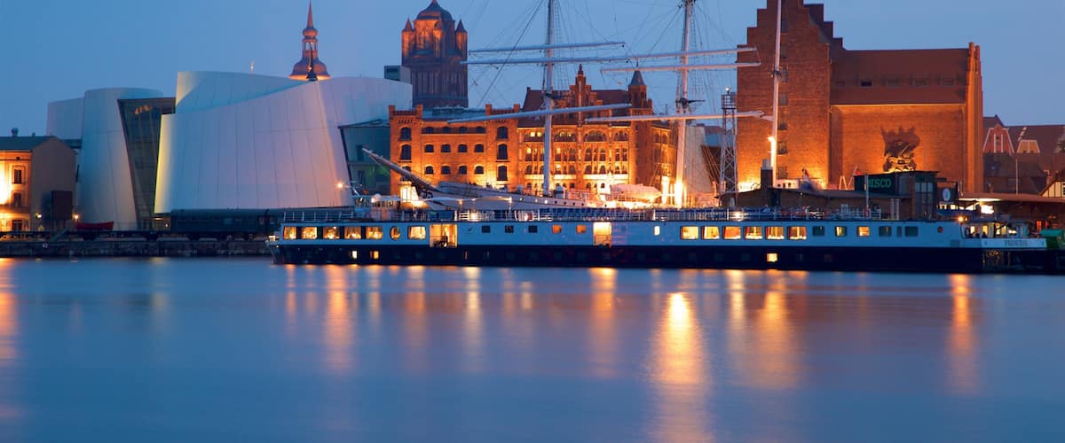 Stralsund Hafen som visar en hamn eller havsbukt och nattliv