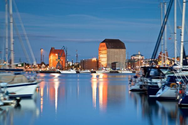 Hafen von Stralsund welches beinhaltet bei Nacht und Bucht oder Hafen