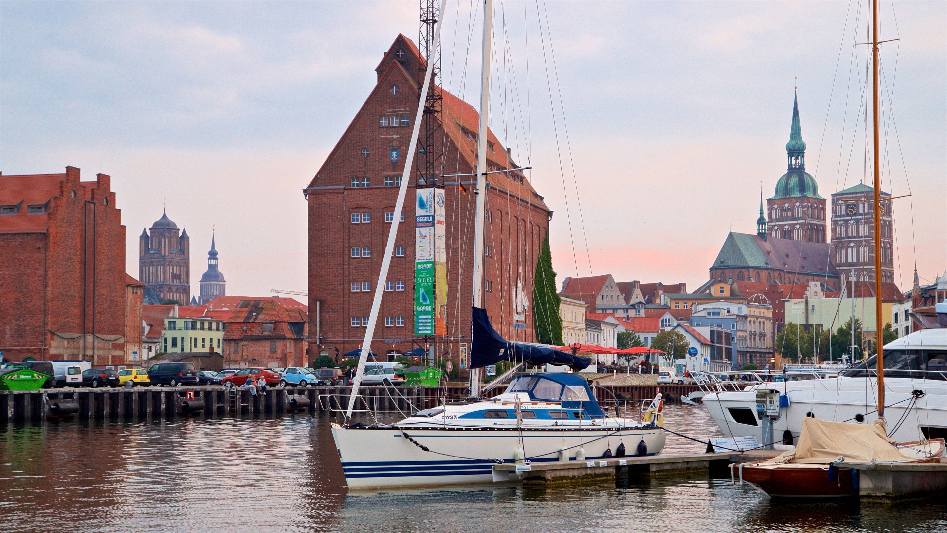 Porto de Stralsund caracterizando um pôr do sol e uma baía ou porto