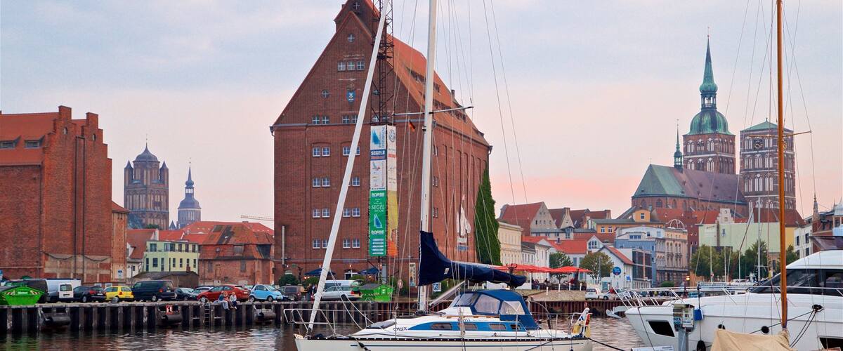 Puerto de Stralsund mostrando una bahía o puerto y una puesta de sol