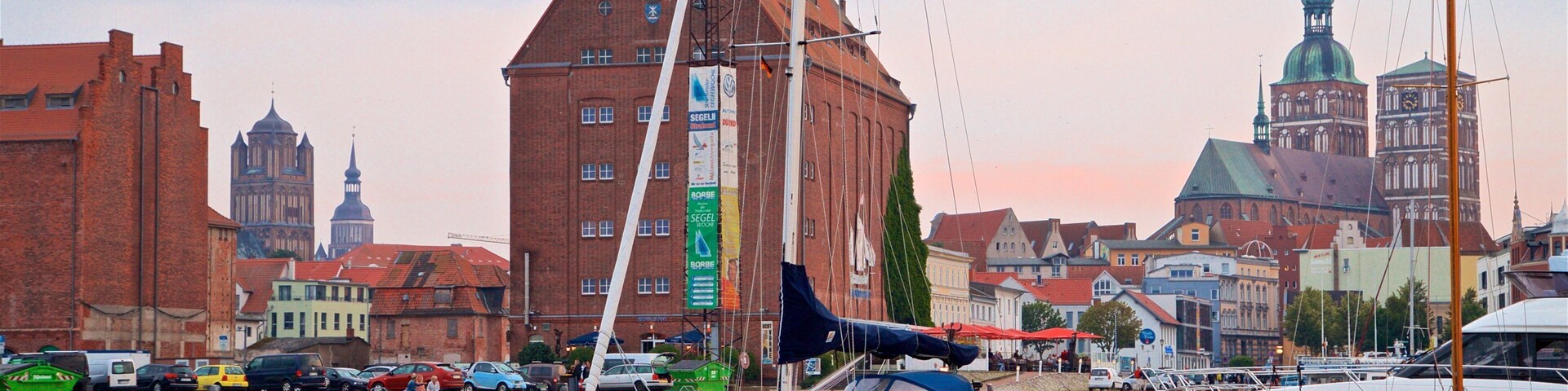 Hafen von Stralsund das einen Sonnenuntergang und Bucht oder Hafen