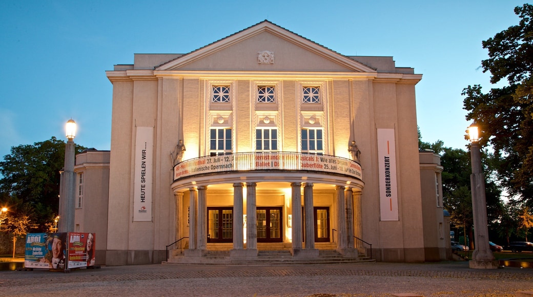Theatre Vorpommern in Stralsund som inkluderar historisk arkitektur och nattliv