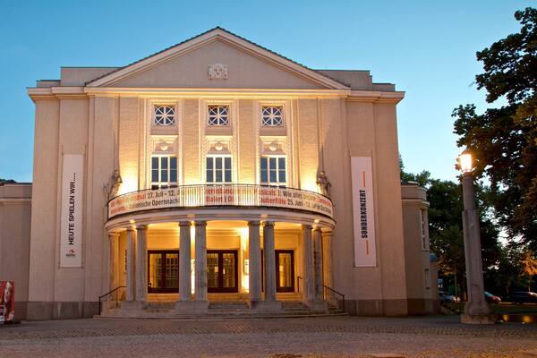 Theatre Vorpommern in Stralsund welches beinhaltet historische Architektur und bei Nacht