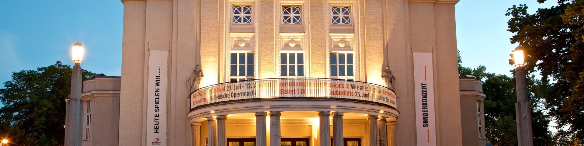 Theatre Vorpommern in Stralsund que inclui cenas noturnas e arquitetura de patrimônio