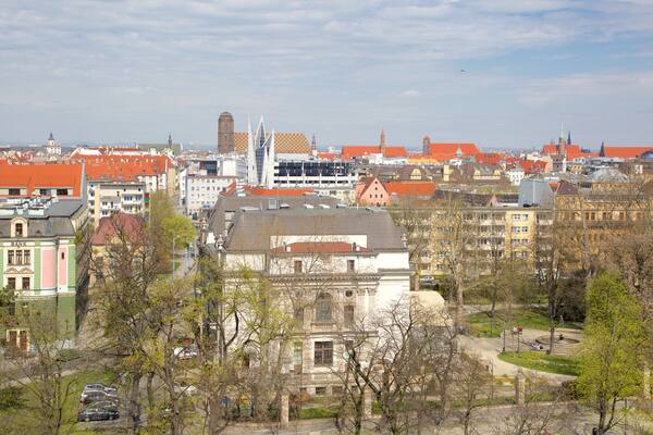 Renoma Department Store showing a city