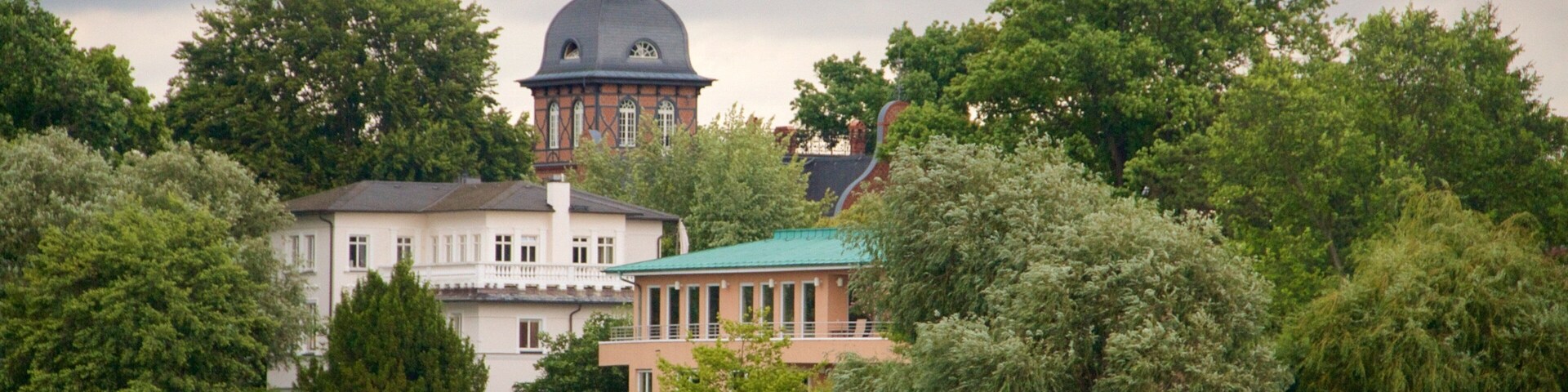 Potsdam que incluye un estanque, arquitectura patrimonial y elementos patrimoniales
