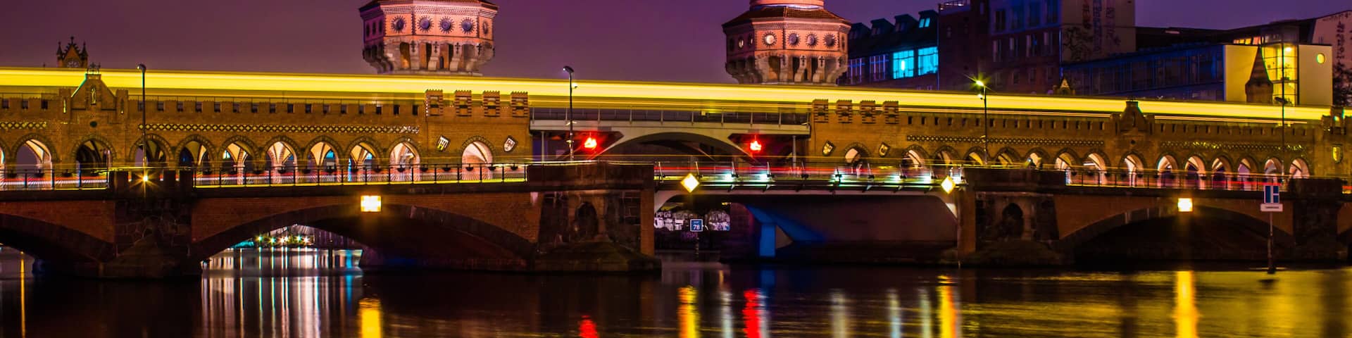 Oberbaumbrücke in Berlin bei Nacht