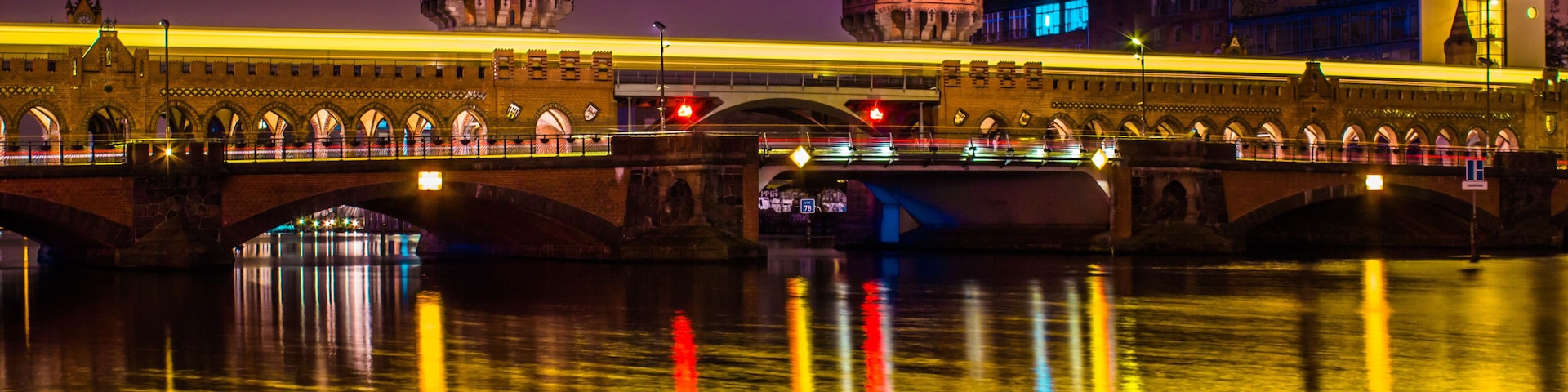 Oberbaumbrücke in Berlin bei Nacht