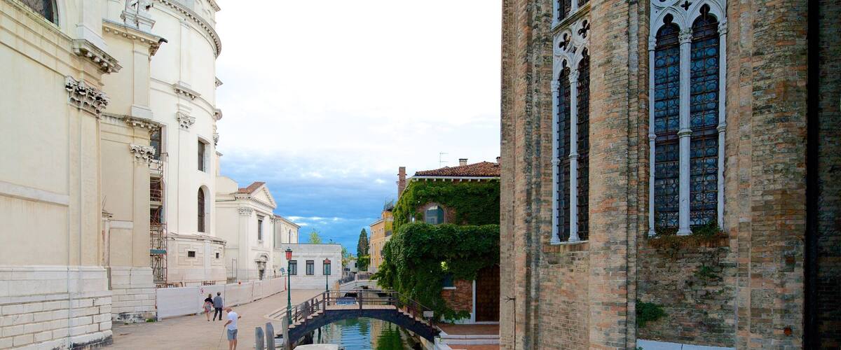 Venetië toont een rivier of beek en historische architectuur