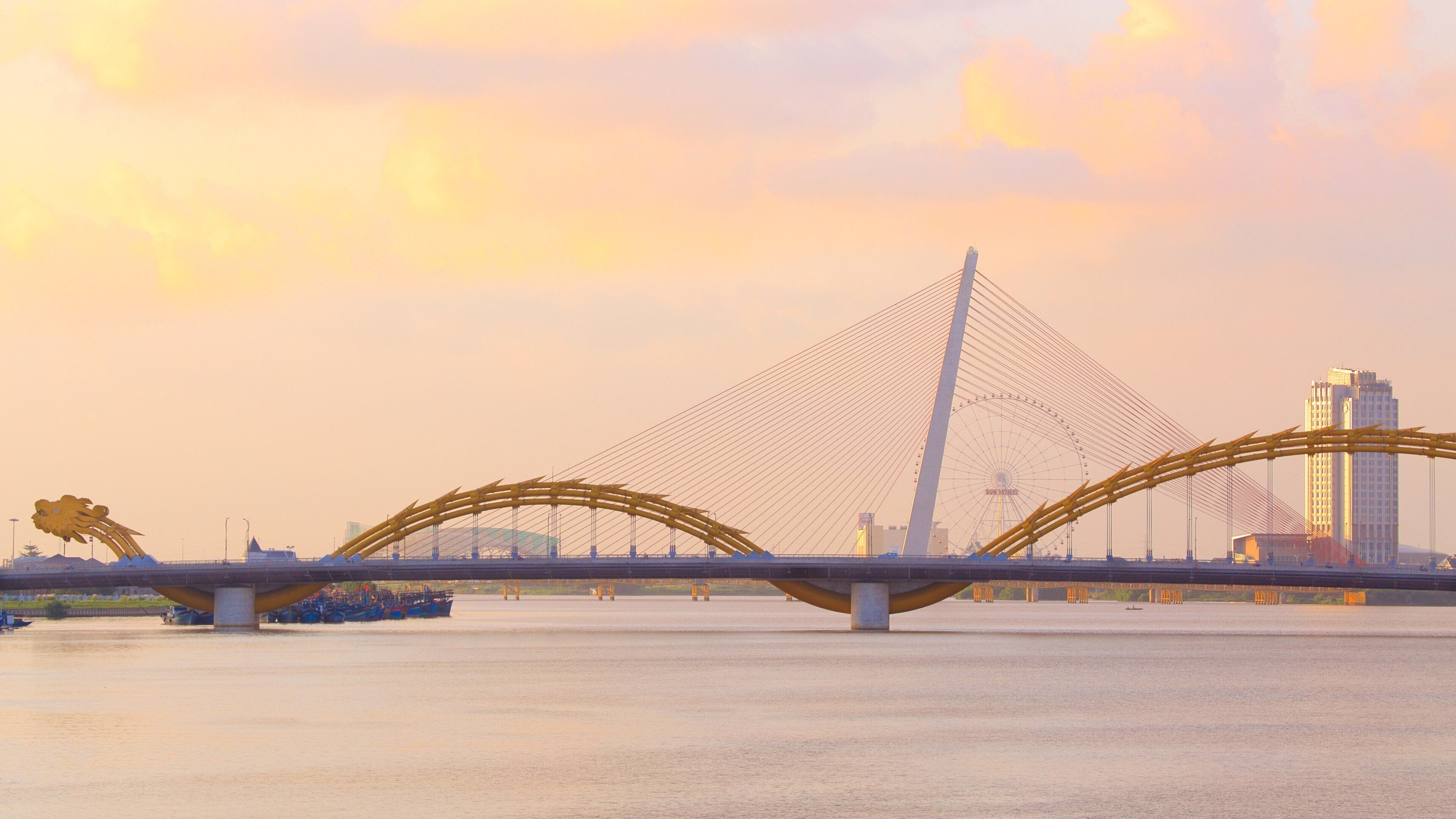 Đà Nẵng joka esittää silta ja moderni arkkitehtuuri