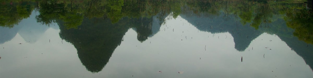 Yangshuo Park qui includes montagnes, lac ou étang et brume ou brouillard