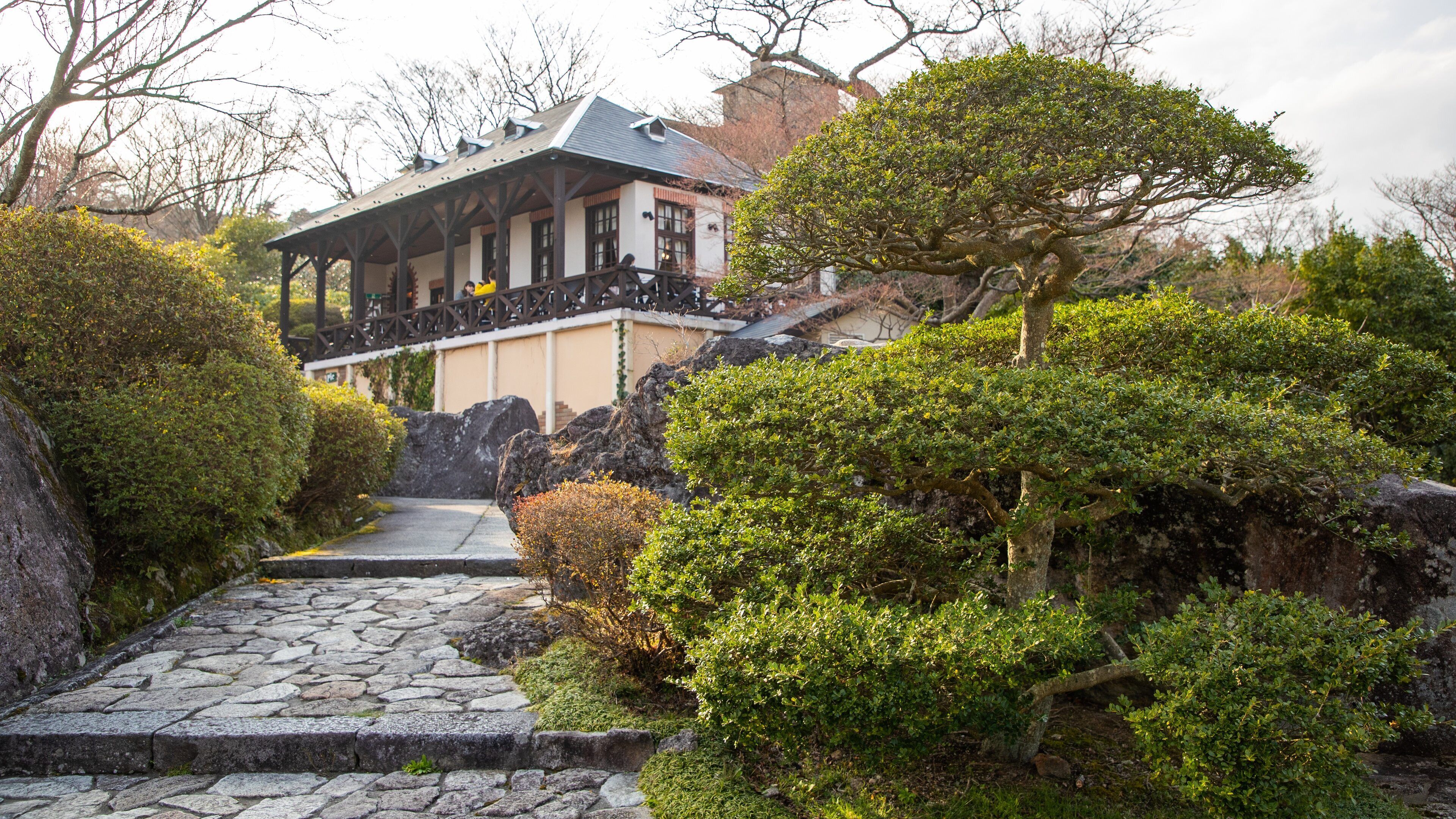 Hakone Gora Park showing a garden and a house