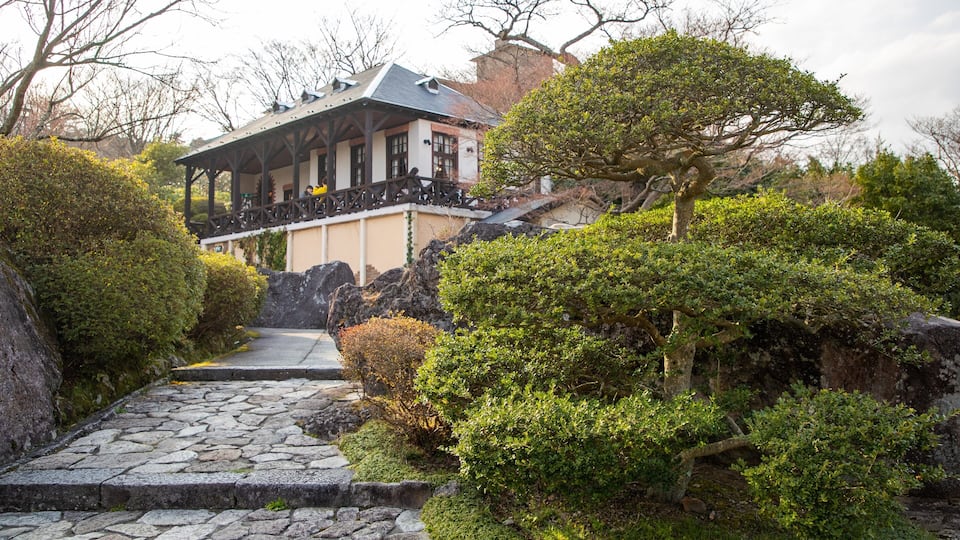 Hakone Gora Park showing a garden and a house