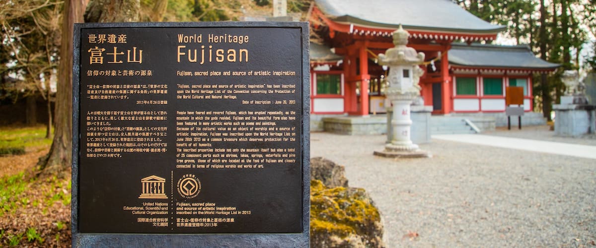 Fujiomuro Sengen Shrine featuring a temple or place of worship, heritage elements and signage