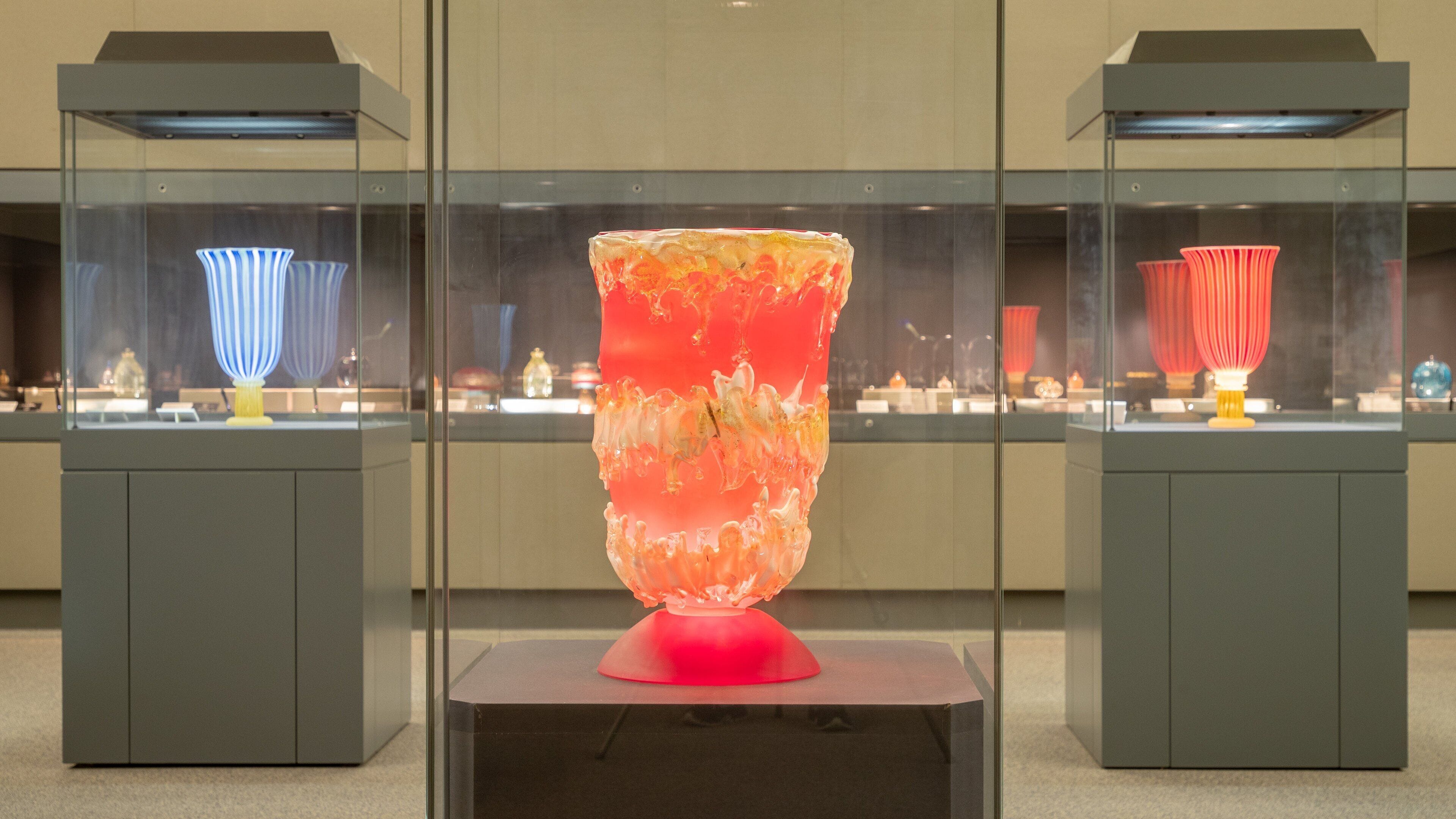 Una escultura de vidrio en un museo.