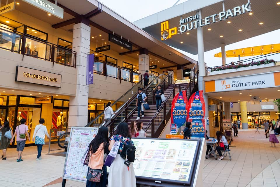 Un centre comercial amb un distintiu rètol de Mitsui Outlet Park.