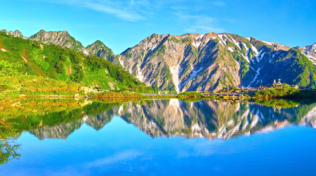 朝日を浴びた新緑の八方池と白馬三山(パノラマ)