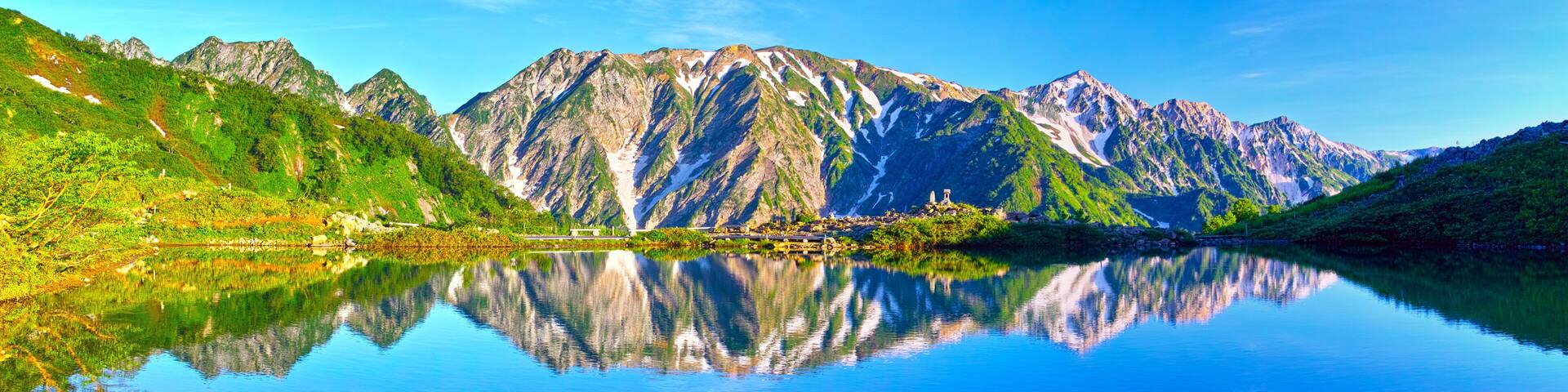 朝日を浴びた新緑の八方池と白馬三山(パノラマ)