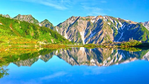 朝日を浴びた新緑の八方池と白馬三山(パノラマ)