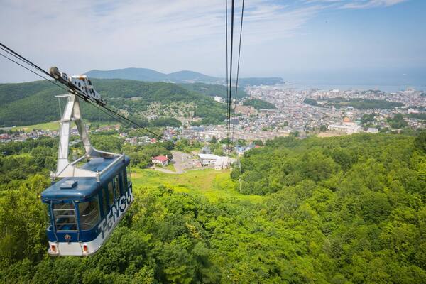 Otaru Tenguyama Ropeway which includes a coastal town, landscape views and a gondola