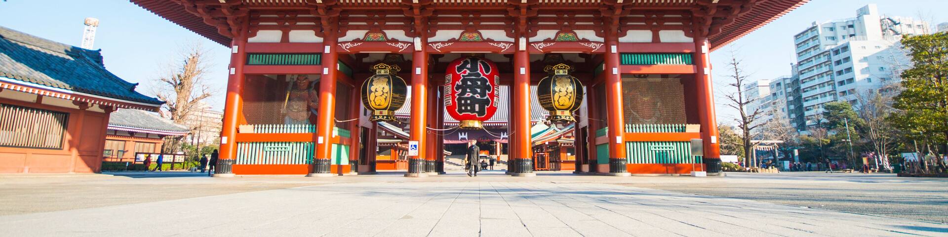 Giant red lantern of Kaminari gate at Sensoji temple